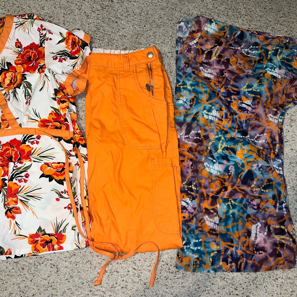 Super cute WOMENS scrub set!! 2 tops and matching pants!! Koi size M/L